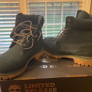 Size 9 Mens Timberlands Limited Release Dark Green.